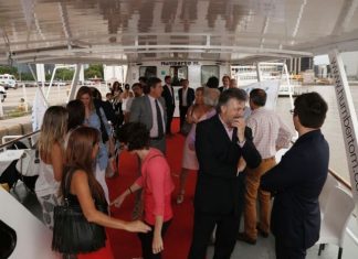 Seguros Sura finalizó el año presentando una revista a bordo de una embarcación