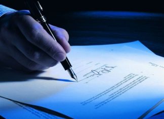 Por la omisión de la firma, rechazan una demanda contra una aseguradora