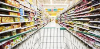 Resbalón en el supermercado: el comercio, la empresa de limpieza y la aseguradora deben responder