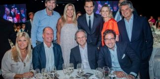 Los clientes de Experta Seguros, junto a Roger Federer