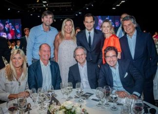 Los clientes de Experta Seguros, junto a Roger Federer