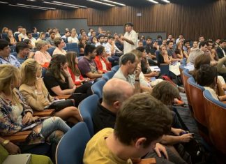 Charla motivacional en el salón cultural de Seguros Rivadavia