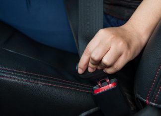 Se acreditó que la víctima usaba cinturón de seguridad y deberán indemnizarla