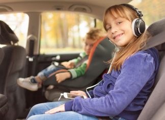 ¿De qué forma deben viajar los niños para que sea seguro? ituran forma viaje niños seguridad