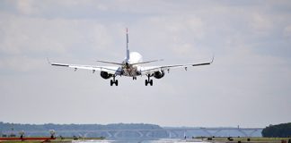 Vuelo demorado: la Justicia condena a aerolínea por daño moral y material vuelo demorado justicia condena aerolínea daño moral material