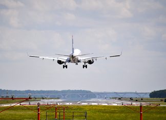 Vuelo demorado: la Justicia condena a aerolínea por daño moral y material vuelo demorado justicia condena aerolínea daño moral material