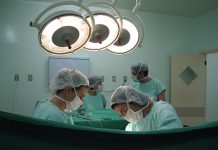 mala praxis justicia condena médico clínica aseguradora operación rodilla equivocada