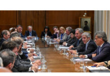 El ministro de Economía se reunió con representantes de aseguradoras ministro economía aseguradoras 2025