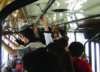 Justicia de Morón: el robo en un colectivo rompe el nexo causal y libera de responsabilidad al transportista y la aseguradora morón robo colectivo nexo causal