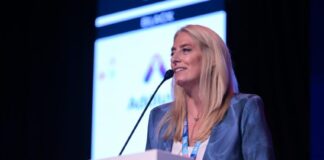 Cómo ser irreemplazables en la era digital: el mensaje de Agustina Decarre en el FNS 2026 agustina-decarre-foro-nacional-seguros-2026