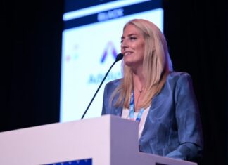 Cómo ser irreemplazables en la era digital: el mensaje de Agustina Decarre en el FNS 2026 agustina-decarre-foro-nacional-seguros-2026